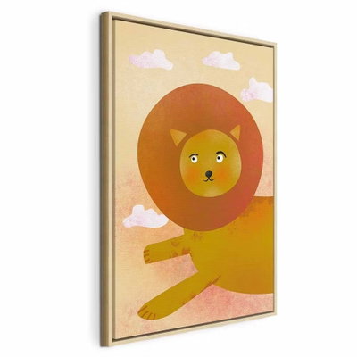 Lion and s fun vertical – naturfärgad ram. Ett litet stiliserat lejon med rund orange man står bland små vita moln mot en ljus botten.