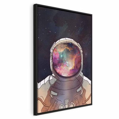 Star explorer vertical – svart ram. En astronaut med en färgrik stjärnhimmel i hjälmens visir återges mot en mörk rymdbakgrund.