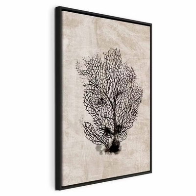 Sea fan vertical – svart ram. En finförgrenad, mörk koralliknande form tecknar sig mot en beige bakgrund med tryckt struktur.