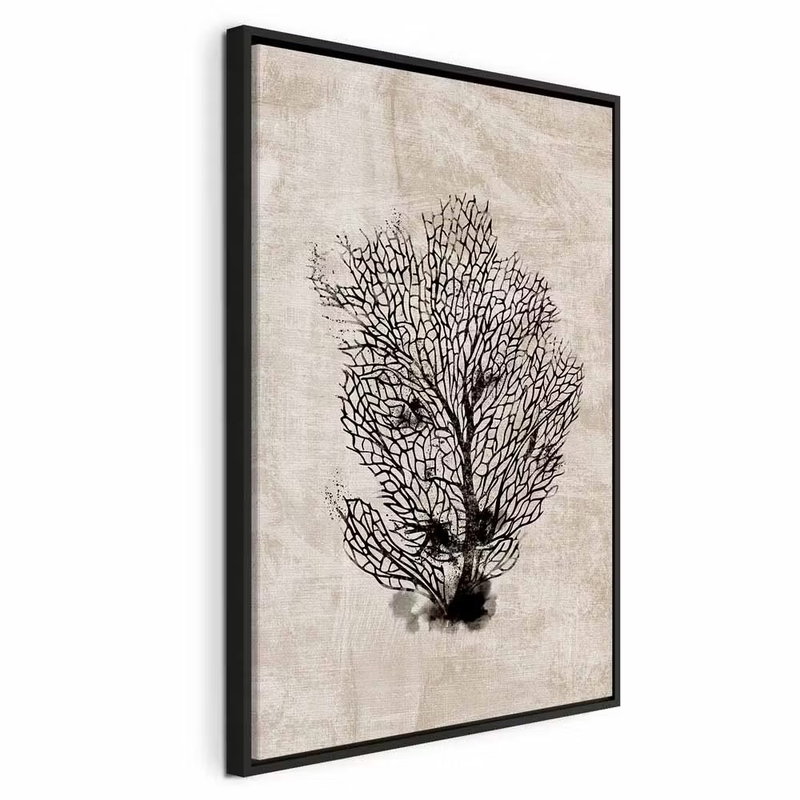 Sea fan vertical – svart ram. En finförgrenad, mörk koralliknande form tecknar sig mot en beige bakgrund med tryckt struktur.