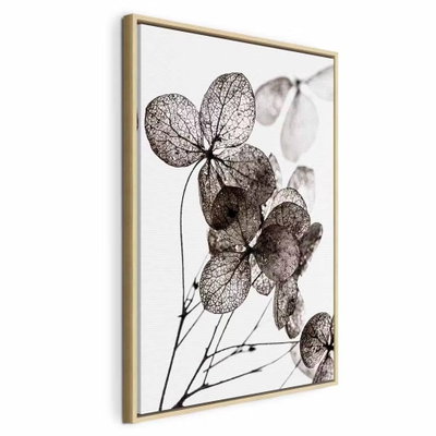 Transparent clover vertical – naturfärgad ram. Mörka, genomlysta blad och smala stjälkar tecknar sig mot en vit bakgrund.