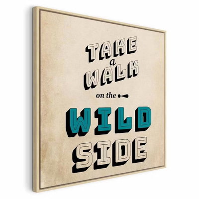 Take walk on the wild side – naturfärgad ram. Svarta och vita bokstäver bildar ett citat på beige botten, med ordet WILD markerat i turkost.