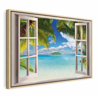 Window sea view – naturfärgad ram. Motivet föreställer ett öppet vitt fönster med utsikt över en strand, turkost hav och gröna palmblad.