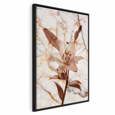 Elegance of a flower – naturfärgad ram. En ljus liljeliknande blomma och tunna, rostbruna blad återges mot en ljus marmorerad bakgrund.