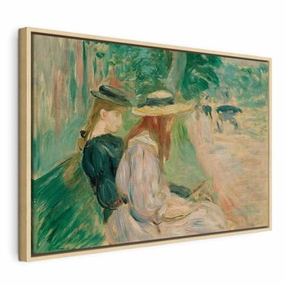 Berthe morisot sur un banc – naturfärgad ram. Två ljust klädda kvinnor med breda hattar sitter tillsammans bland gröna, löst målade träd och växter.