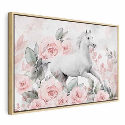 Gallop among the roses wide – naturfärgad ram. En vit häst i rörelse omges av rosa rosor och blekt gröna blad i en ljus illustration.