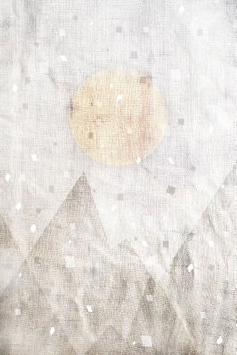 May snow vertical – motivvy. Ljusa grå trianglar, vita små prickar och en blekgul cirkel bildar ett mycket ljust och avskalat mönster.