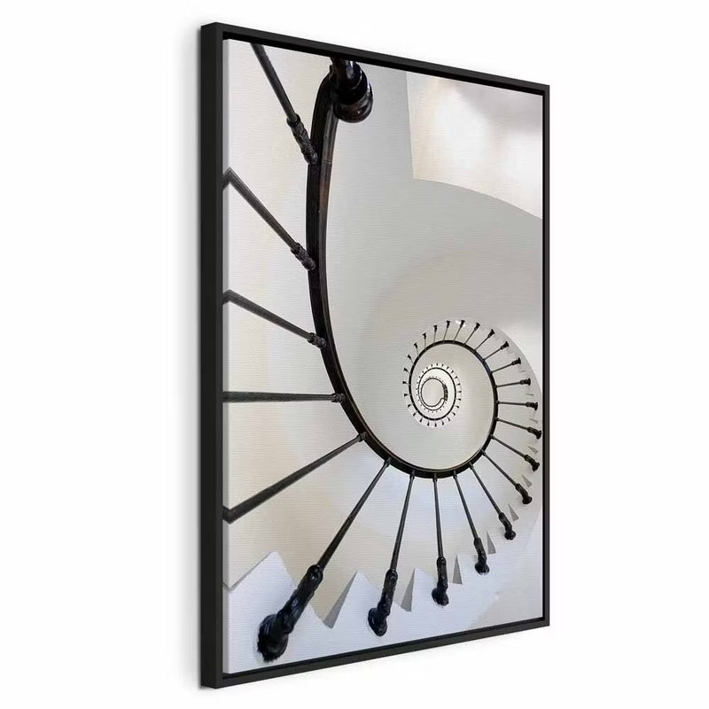 Endless stairs vertical – svart ram. En vit spiraltrappa med mörkt räcke slingrar sig in mot en liten rund mittpunkt.