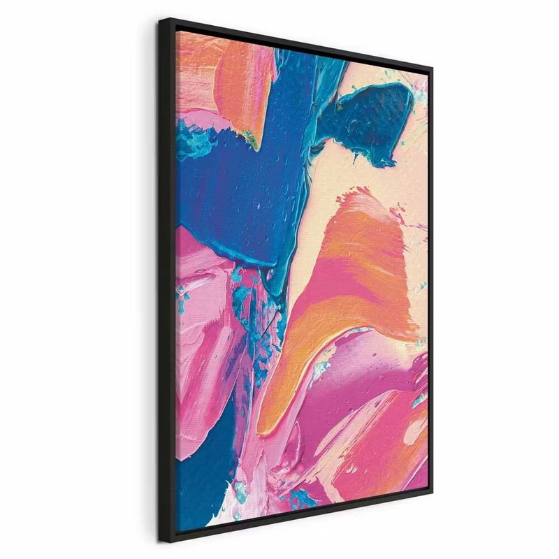 Energetic shapes dynamic oil – svart ram. Breda, måleriska färgdrag i rosa, blått, gult och orange ger en stående bild med tydliga överlappningar.