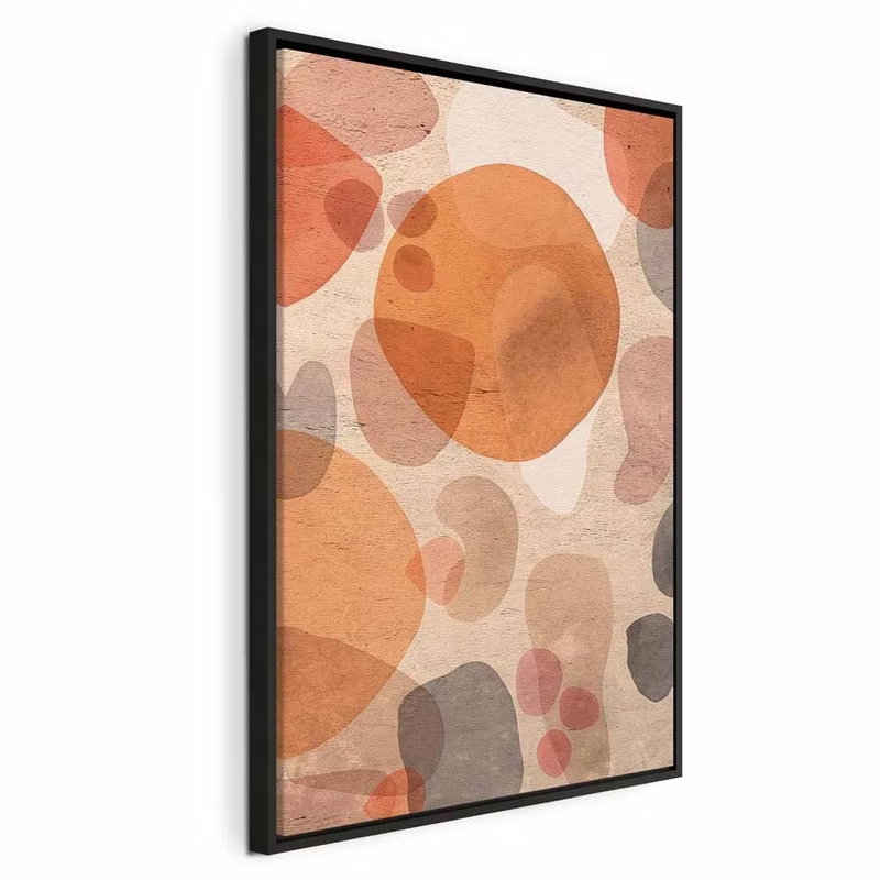 Amber kaleidoscope vertical – svart ram. Orange, rostrosa och gråbruna cirklar och fria former överlappar en ljust beige botten.