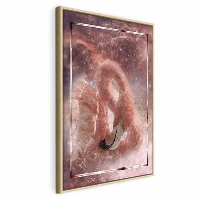 Space flamingo vertical – naturfärgad ram. En rosa flamingo återges inom en tunn ljus bård över en molnliknande, rosa och brun bakgrund.