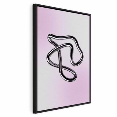 Silver intricacies fluid – svart ram. En blankt återgiven, silverfärgad slinga bildar en fri form över en ljus botten med rosa skiftningar. Metalleffekten är tryckt i motivet.