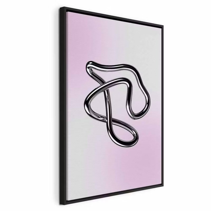 Silver intricacies fluid – svart ram. En blankt återgiven, silverfärgad slinga bildar en fri form över en ljus botten med rosa skiftningar. Metalleffekten är tryckt i motivet.