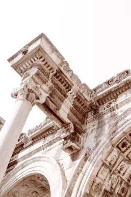 Temple of hadrian vertical – motivvy. Blicken riktas upp mot utsmyckade kolonner och dekorerade stenytor i varma, ljusa toner.