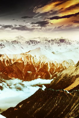 Copper mountains vertical – motivvy. Kantiga berg i brunt, koppar och vitt sträcker sig under en mörk himmel med gula ljusstråk.