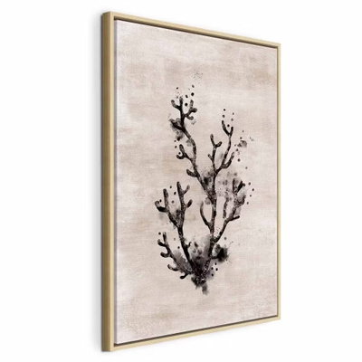 Ocean beauty vertical – naturfärgad ram. En mörk, koralliknande växtform står på en ljus beige botten med små svarta märken.