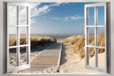 Window view of the beach – motivvy. Ett tryckt öppet fönster visar en träspång genom sand och strandgräs mot havet.