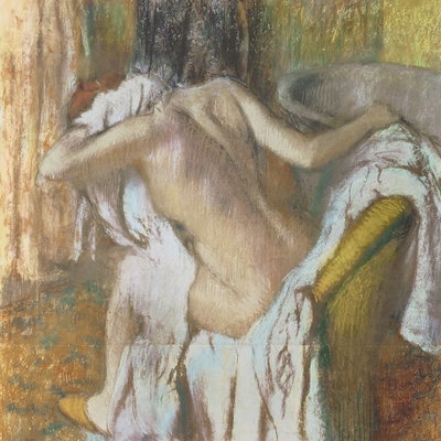 Edgar degas woman drying – motivvy. En naken kvinna böjer huvudet över en ljus handduk i en interiör med varma ockra- och bruntoner.