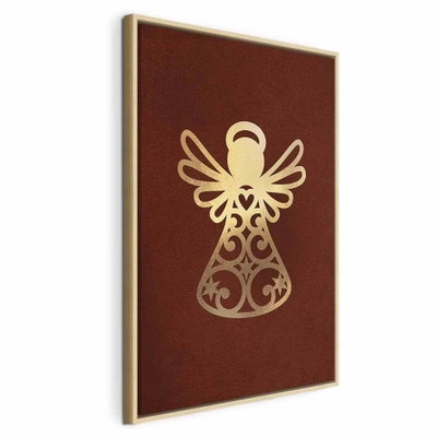 Angelic gold vertical – naturfärgad ram. En liten, stiliserad ängel med snirklande vingar och klänningsmönster ligger på en mörkt roströd yta.