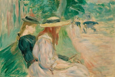Berthe morisot sur un banc – motivvy. Två ljust klädda kvinnor med breda hattar sitter tillsammans bland gröna, löst målade träd och växter.