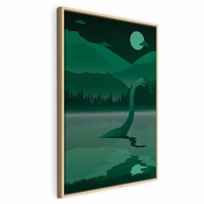 Loch ness vertical – naturfärgad ram. Ett stiliserat sjöodjur reser en lång hals ur en mörkgrön sjö med berg, träd och måne omkring.