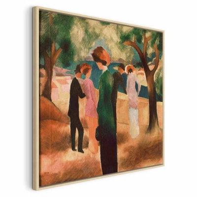 August macke lady in green – naturfärgad ram. Flera stiliserade personer i långa kläder och hattar promenerar under gröna träd i varma färger.