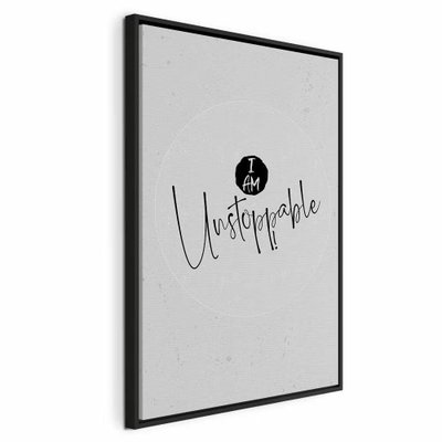 I am unstoppable vertical – svart ram. Den svarta texten I AM Unstoppable ligger mitt på en mycket ljus grå bildyta med diskreta cirkellinjer.