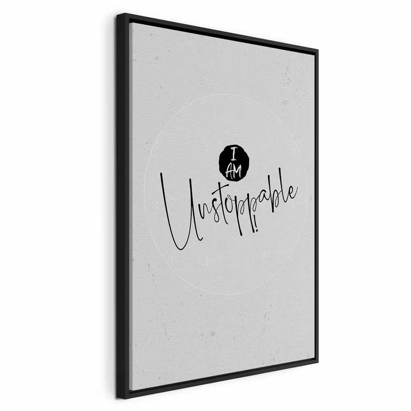 I am unstoppable vertical – svart ram. Den svarta texten I AM Unstoppable ligger mitt på en mycket ljus grå bildyta med diskreta cirkellinjer.