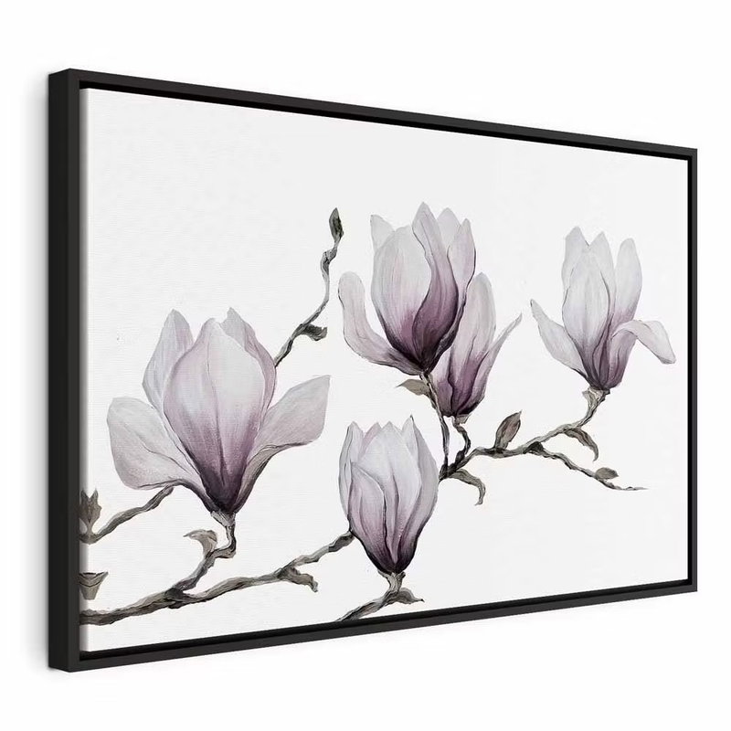 Painted magnolias wide – svart ram. Vita och blekt violetta magnoliablommor sitter på en tunn, mörk gren mot vitt.