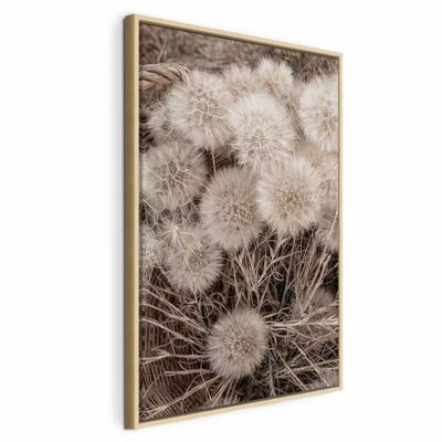 Delicate bunch vertical – naturfärgad ram. Runda, fjäderlika fröställningar samlas tätt i en varm gråbrun färgskala med tunna stjälkar.