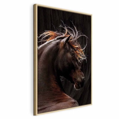 Fiery wind vertical – naturfärgad ram. En mörk häst sänker huvudet medan manens bruna och ljusa strån fångar ljuset mot svart bakgrund.