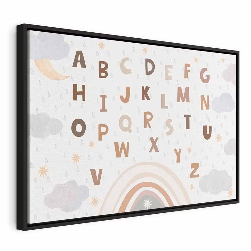 Letters above the rainbow – svart ram. Bokstäver i mjuka jordfärger ligger över små moln och en pastellregnbåge på en ljus botten.