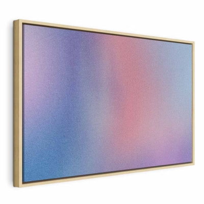 Rainbow gradient delicate – naturfärgad ram. Diffusa stråk i blått, rosa och violett glider in i varandra i ett mjukt färgfältsmotiv.