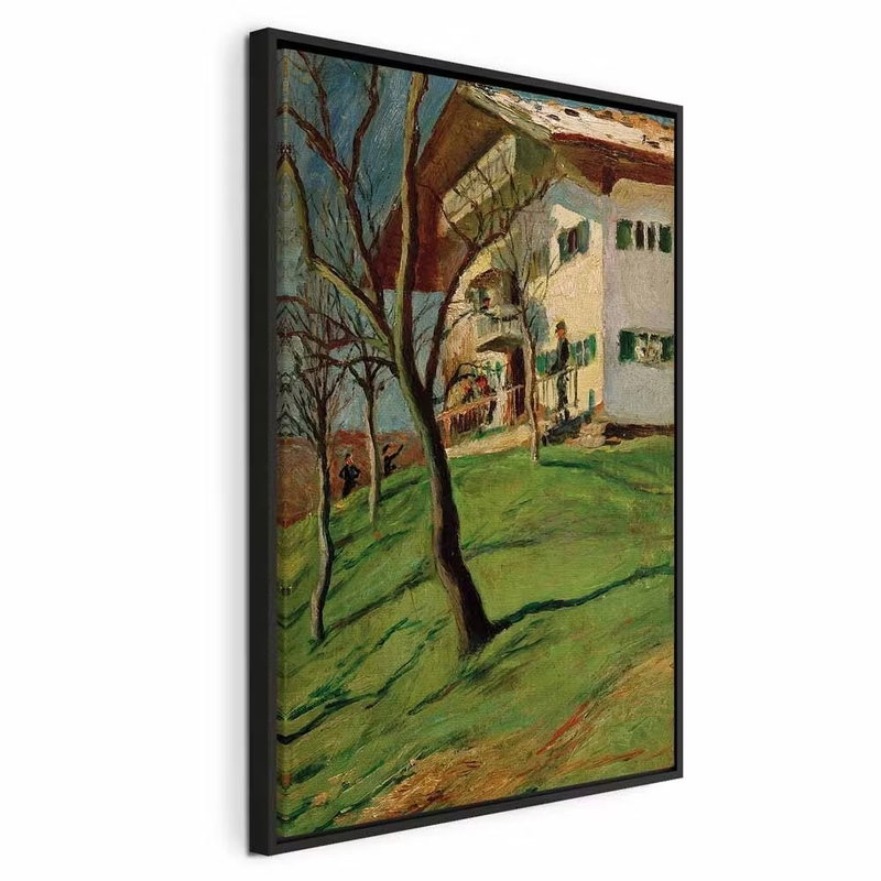 August macke unser häuschen – svart ram. Ett vitt hus med gröna fönsterluckor står bakom en sluttande gräsmatta och flera smala träd.