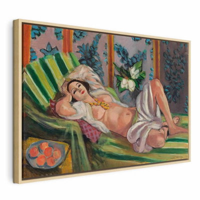 Henri matisse reclining – naturfärgad ram. En vilande kvinna på en grönrandig divan omges av starka orange, blå och gröna mönsterfält.