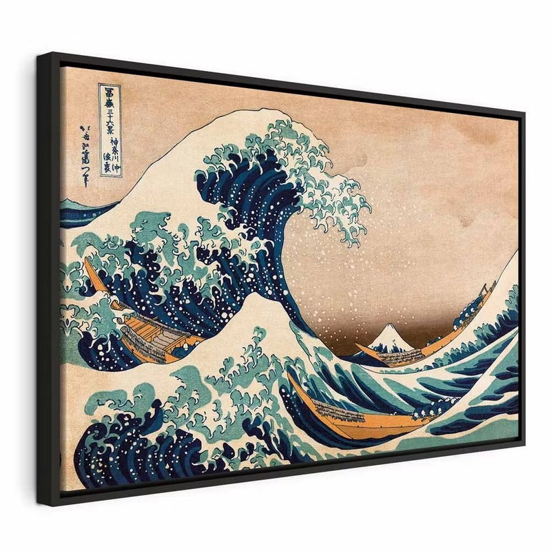 The great wave off kanagawa – svart ram. En stor, böjd våg reser sig över små båtar. Blå vattenlinjer möter en ljus beige himmel.