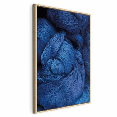 Blue worsted vertical – naturfärgad ram. Tjocka, tätt flätade och vridna blå garntrådar bildar ett mjukt, heltäckande mönster.
