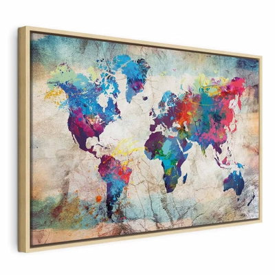 World map colourful madness – naturfärgad ram. Kontinenter i klara färger breder ut sig över en ljust crèmefärgad och turkos, målerisk bakgrund.