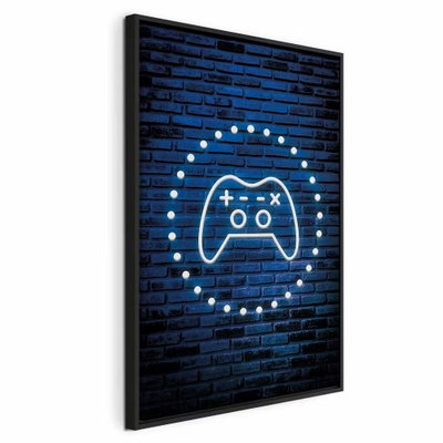 Neon gamepad – svart ram. En ljus spelkontroll omges av små lampor på en mörkblå, tryckt tegelvägg.