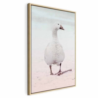 Winter duck vertical – naturfärgad ram. En vit vattenfågel står i ett ljust vintermotiv med blekt rosa och blå toner.