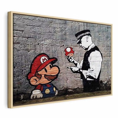 Mario and cop by banksy – naturfärgad ram. En rödklädd spelfigur möter en svartvit polis och en liten svamp mot en tryckt grå tegelvägg.