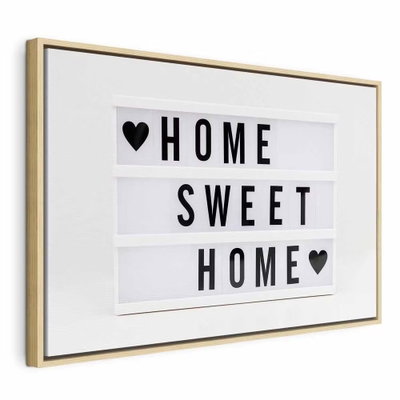 Cinema light box vertical – naturfärgad ram. En vit ljusskyltsliknande bild med svarta bokstäver och små hjärtan visar orden HOME SWEET HOME.