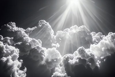 Hope in the clouds inspiring – motivvy. Tydliga vita ljusstrålar bryter ned genom en mörk himmel över stora, vita moln.