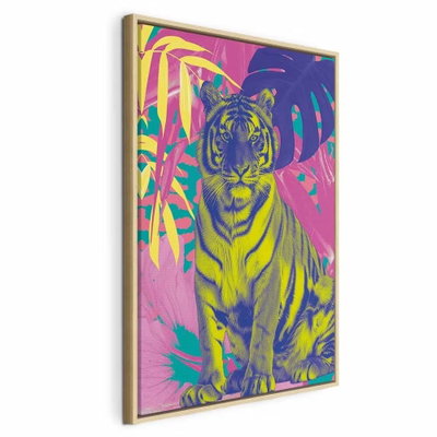 Colorful tiger intense – naturfärgad ram. En gul och blå tiger med tydliga ränder sitter bland starkt rosa, gröna och lila tropiska blad.