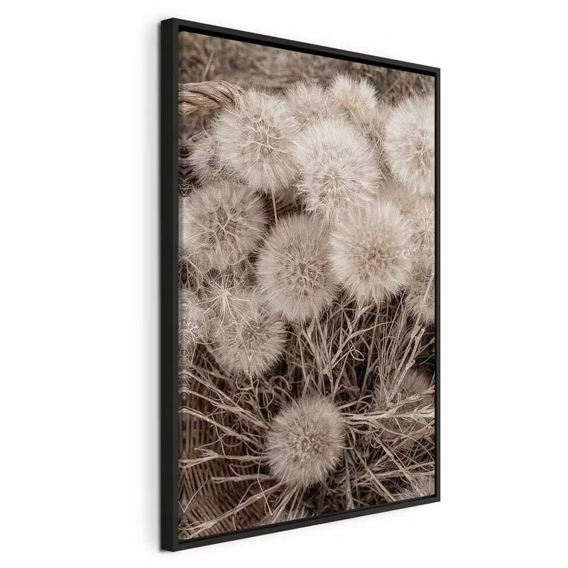 Delicate bunch vertical – svart ram. Runda, fjäderlika fröställningar samlas tätt i en varm gråbrun färgskala med tunna stjälkar.