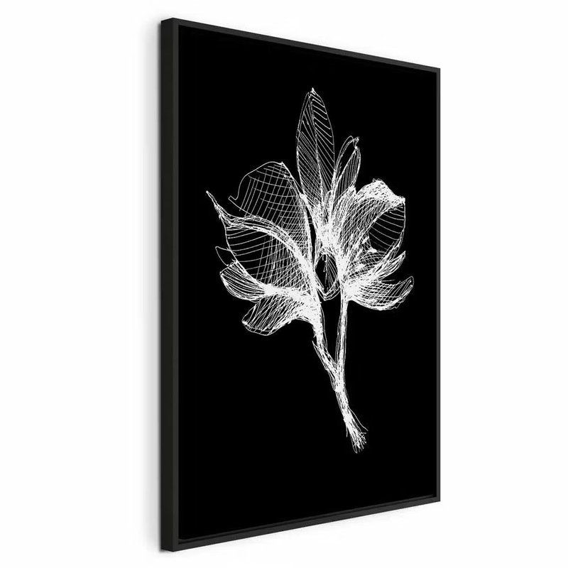 Night flower vertical – svart ram. En tunn, nätliknande blomform tecknas i vitt mot en helt svart bakgrund.