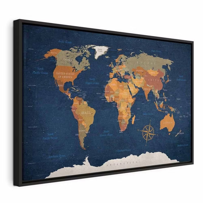 World map ink oceans – svart ram. Ockrafärgade länder breder ut sig mot mörkblått vatten med tunna linjer och en kompassros.