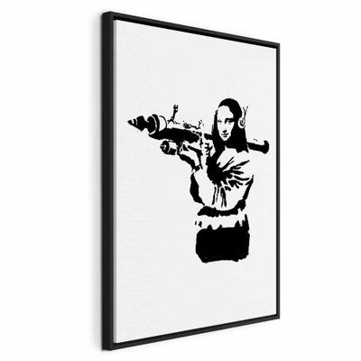 Banksy mona lisa with rocket – svart ram. En svartvit figur med långt hår håller ett långt vapen över axeln mot en stor vit bakgrund.