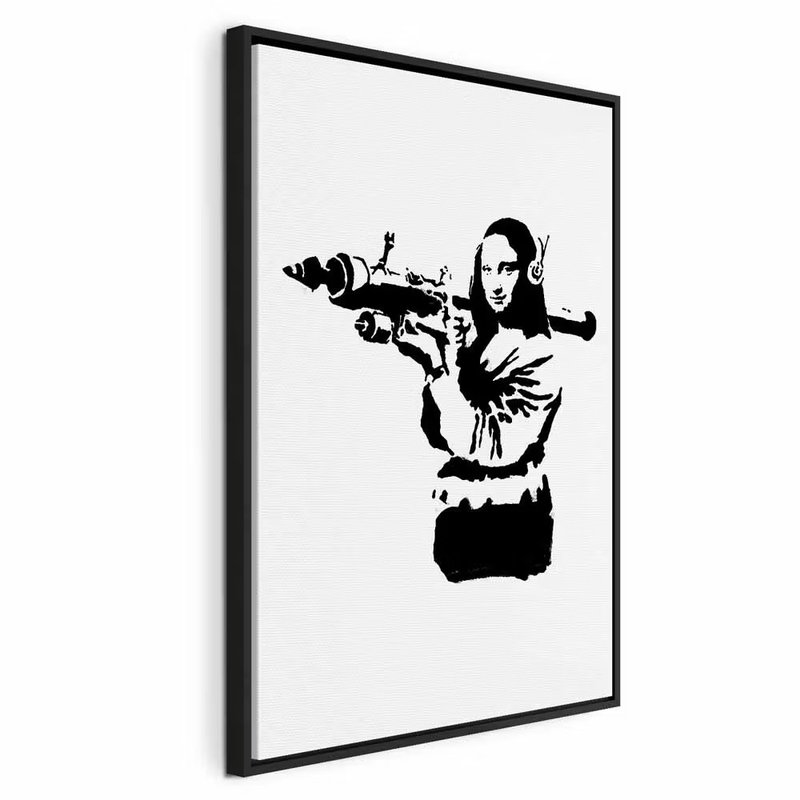 Banksy mona lisa with rocket – svart ram. En svartvit figur med långt hår håller ett långt vapen över axeln mot en stor vit bakgrund.