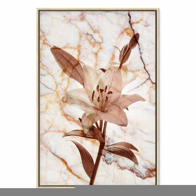 Elegance of a flower – naturfärgad ram. En ljus liljeliknande blomma och tunna, rostbruna blad återges mot en ljus marmorerad bakgrund.